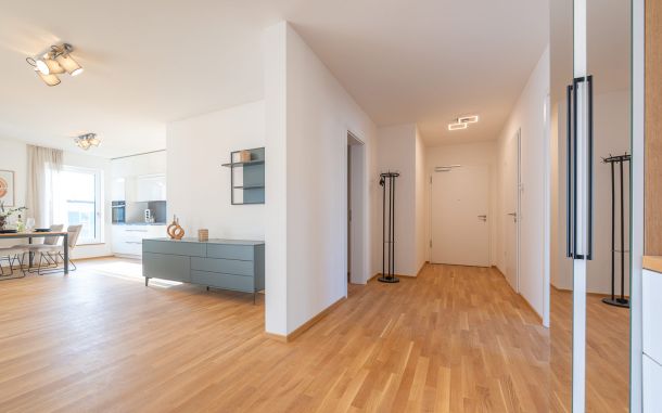 4-Zimmer-Penthouse-Wohnung Plattling mit Flur und offenem Wohn-, Ess- und Kochbereich