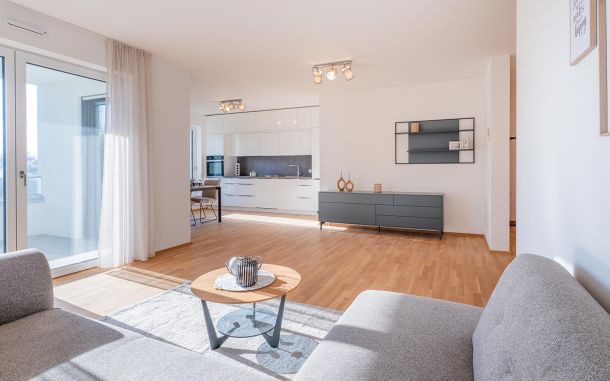 4-Zimmer-Penthouse-Wohnung Plattling offener Wohn-, Ess- und Kochbereich