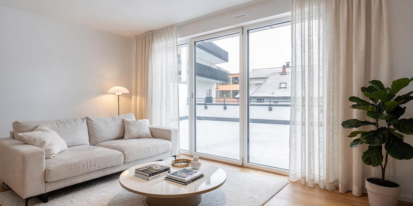 Wohnzimmer mit Blick zum Balkon in Stadthaus in Viechtach