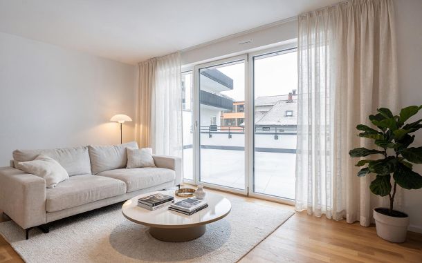 Wohnzimmer mit Blick zum Balkon in Stadthaus in Viechtach