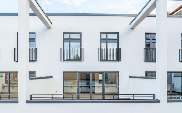 Außenansicht von neuem Stadthaus in Viechtach mit Terrasse